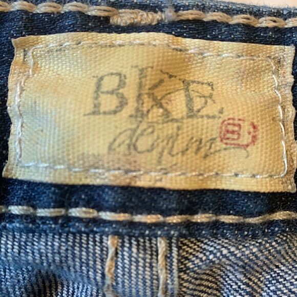 BUCKLE, denim capris, size 28, cotton blend, has some stretch, great condition - Picture 2 of 10